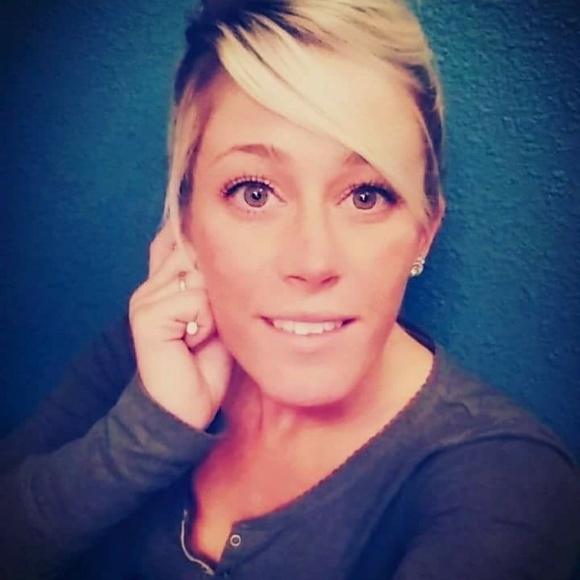 Profile Picture of Vanessa Troffer (@troffer_2017) on Poshmark