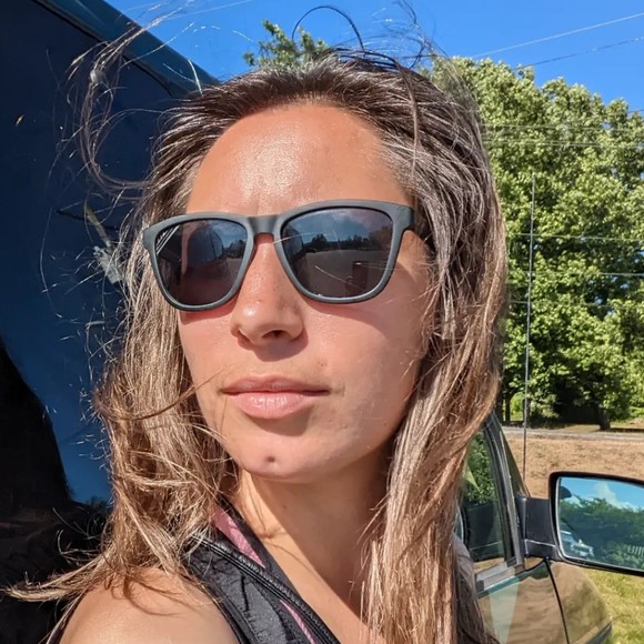 Profile Picture of Leah Blechschmidt (@leahbguelph) on Poshmark