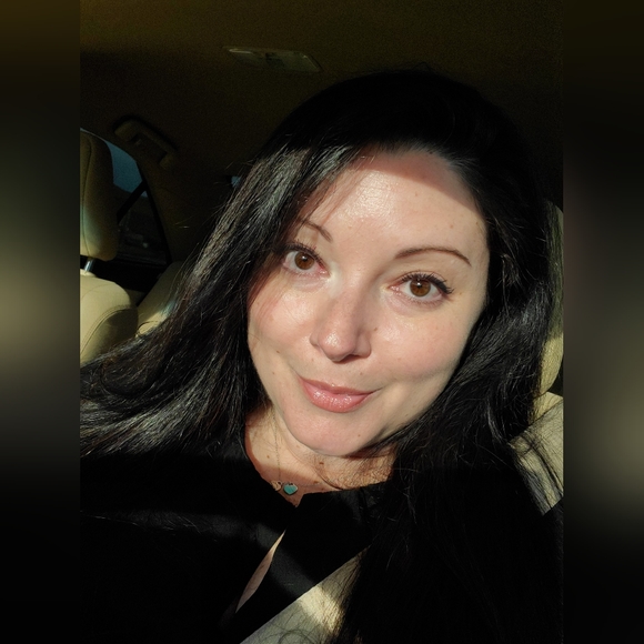 Profile Picture of Randi Whiteneck (@rwnicole) on Poshmark