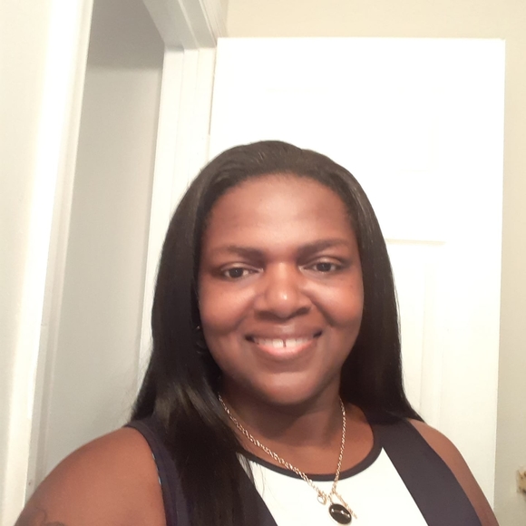 Profile Picture of Francesca Shinhoster (@fshinhoster) on Poshmark