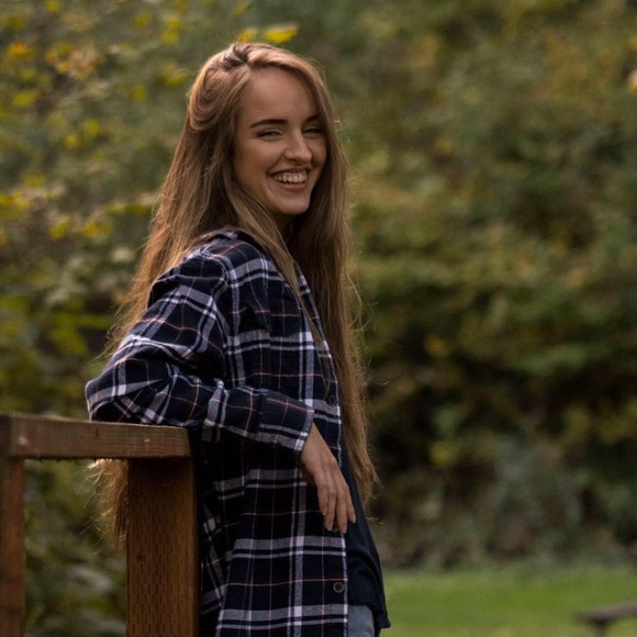 Profile Picture of Kristen Davey (@kristendavey) on Poshmark