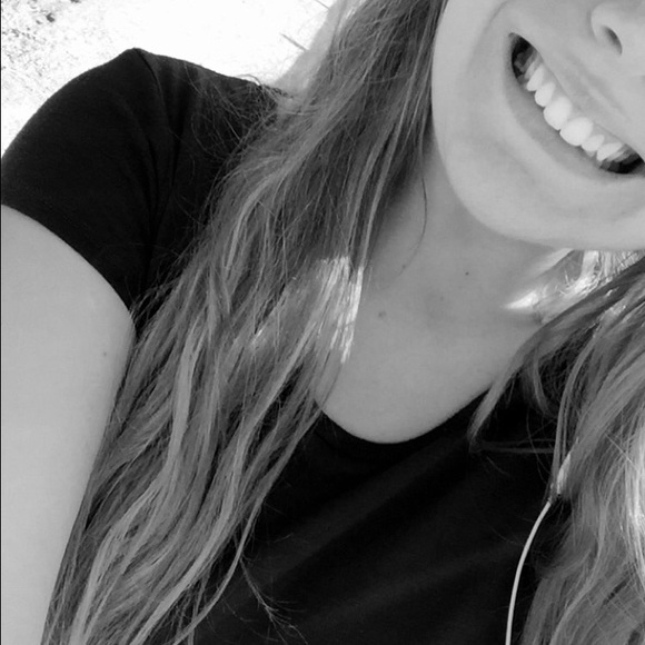 Profile Picture of Sierra Fenimore (@sierra_fenimore) on Poshmark