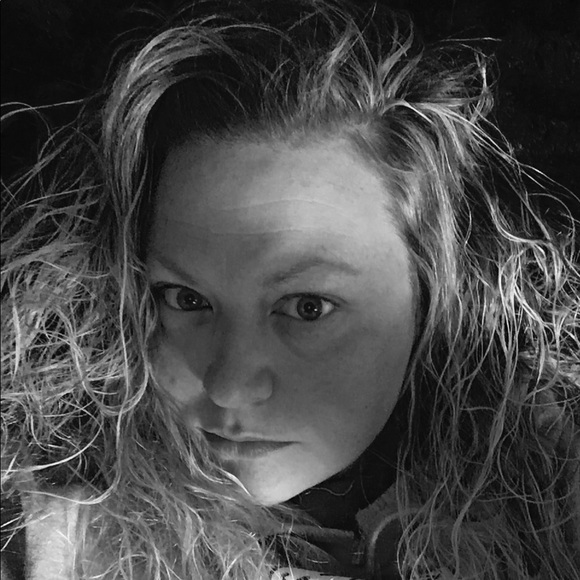 Profile Picture of Nicole Mccully (@nicolemarting) on Poshmark