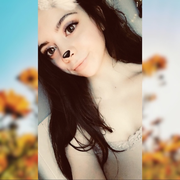 Profile Picture of Ariana Mesalam (@ria10111) on Poshmark