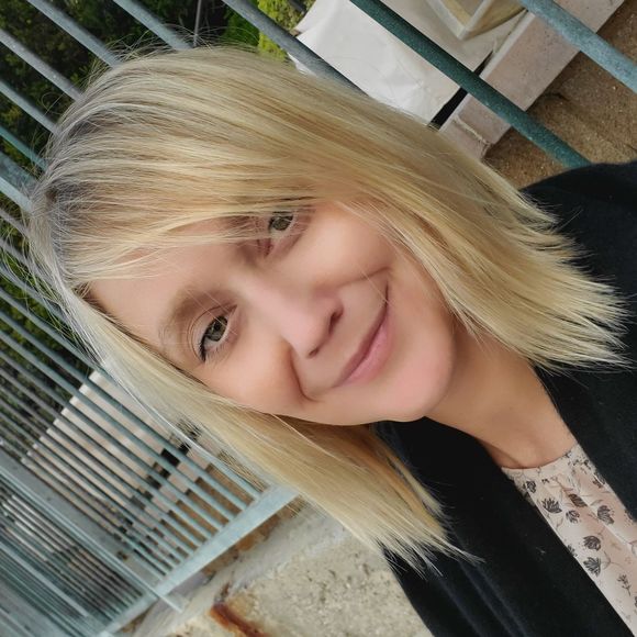 Profile Picture of Roberta Schiesel (@robertakarpec) on Poshmark