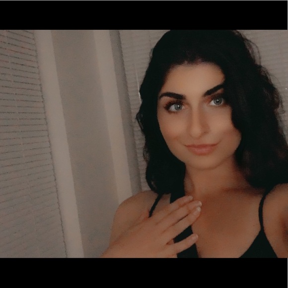 Profile Picture of Katia Colagiovanni (@k_colagiovanni) on Poshmark