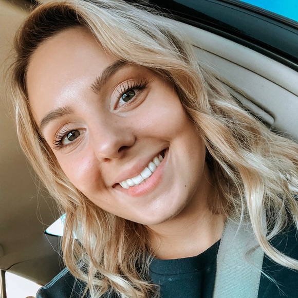 Profile Picture of Violina Poljakov (@violinapoljakov) on Poshmark