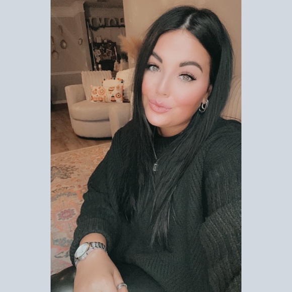 Profile Picture of Taylor Bobich (@taylorhtssd) on Poshmark