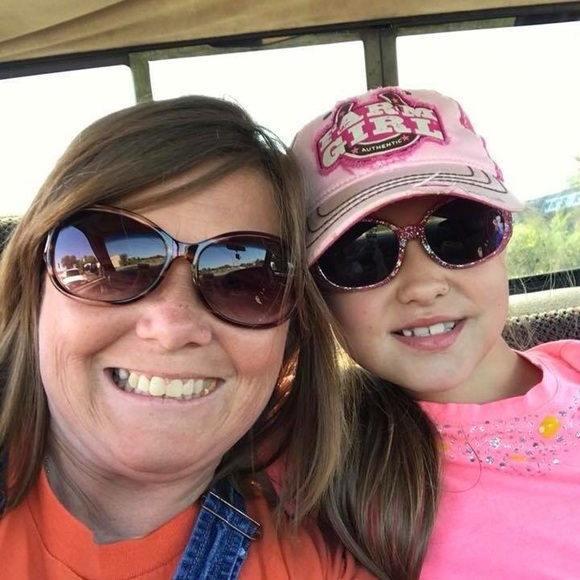 Profile Picture of Amy Bragg (@farmgirl2177) on Poshmark