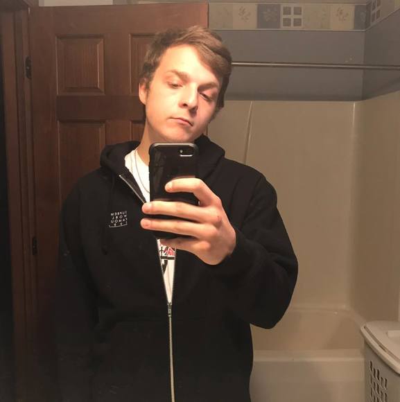 Profile Picture of Kevin Pavey (@willwillis18) on Poshmark