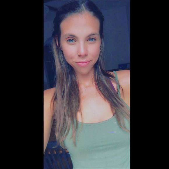 Profile Picture of Carah Pierce (@carah1028) on Poshmark