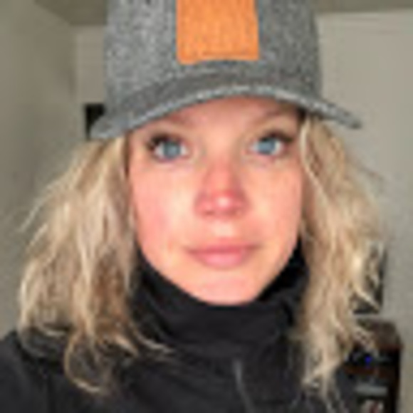Profile Picture of Amy Schelhaas (@aschelhaas) on Poshmark