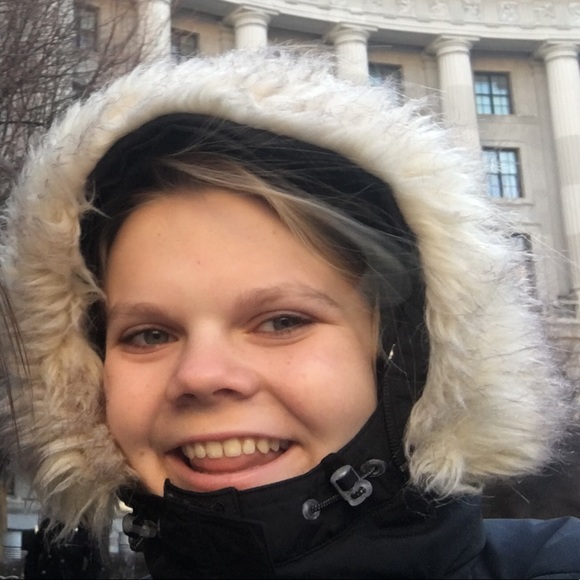 Profile Picture of Lucy Decherd (@lucydecherd) on Poshmark