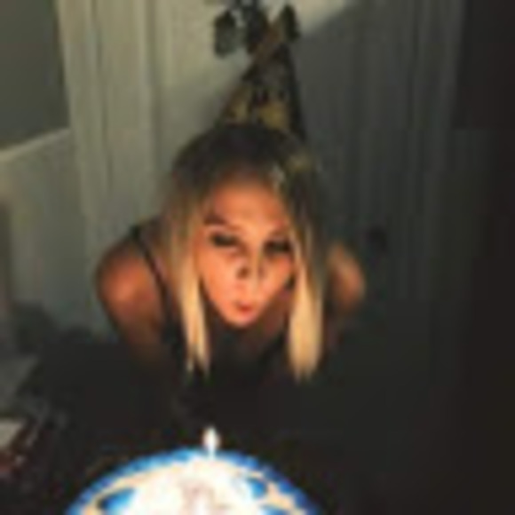 Profile Picture of Lindsay Crafford (@lindscraff) on Poshmark