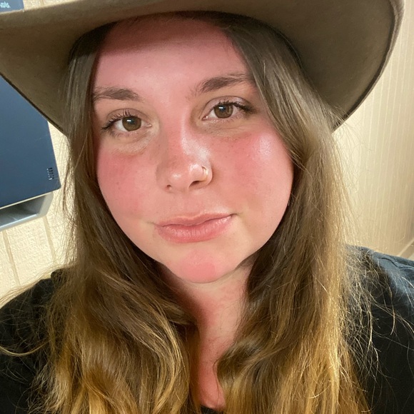 Profile Picture of Tess Schneeberger (@contessa94) on Poshmark