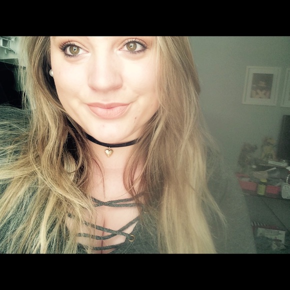 Profile Picture of Angela Gusbar (@angielahh95) on Poshmark