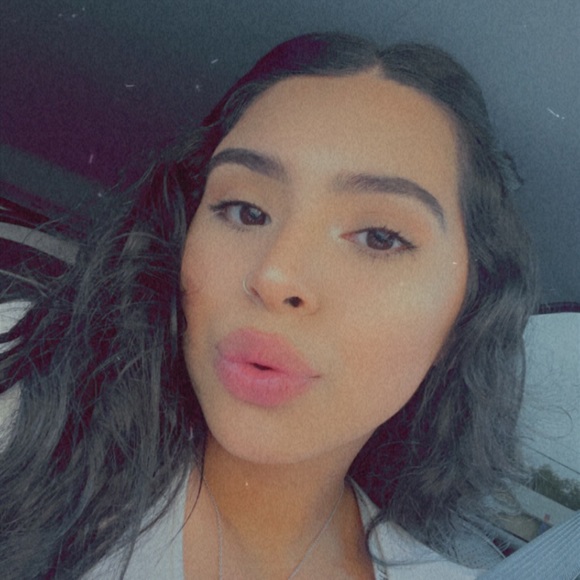 Profile Picture of Arlena Blanco (@arlenablanco) on Poshmark