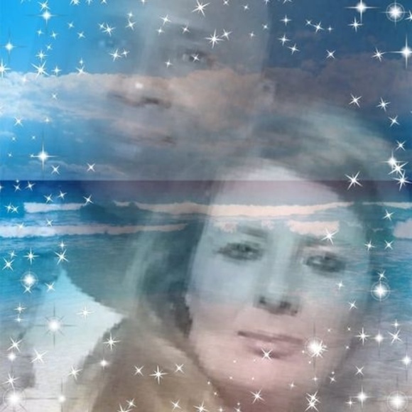 Profile Picture of Lucy Larue (@buttons4671) on Poshmark