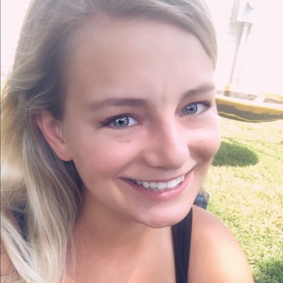 Profile Picture of Julia Sprenger (@juliamariee4) on Poshmark