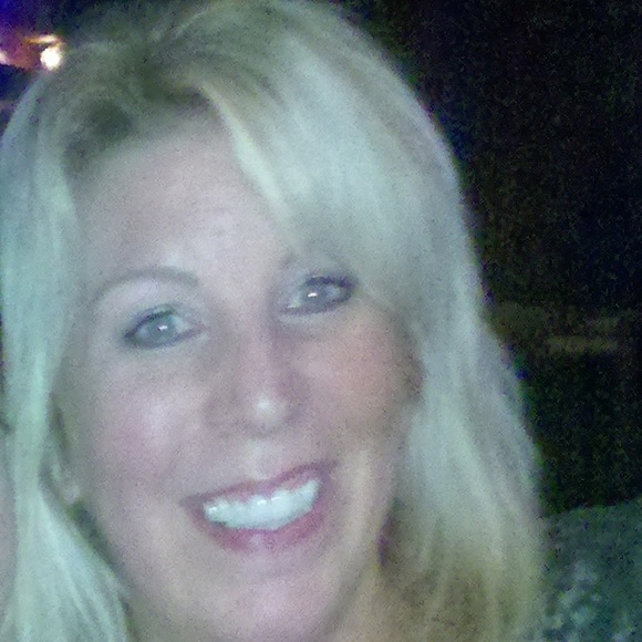 Profile Picture of Debbie Wurstner (@dwurstner) on Poshmark