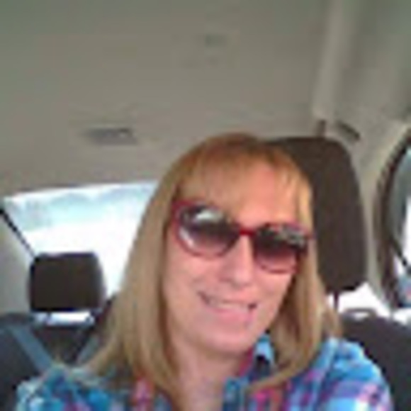 Profile Picture of Sandy Boyd (@ostritch13) on Poshmark