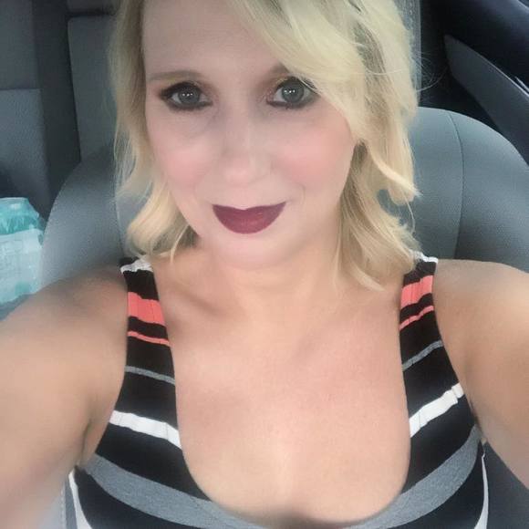 Profile Picture of Heather Woodby (@woodby17) on Poshmark