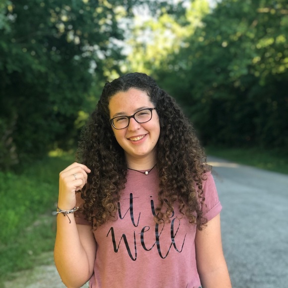 Profile Picture of Ali Lemmons (@alilemm) on Poshmark