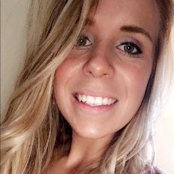 Profile Picture of Savannah Clark (@savanclark) on Poshmark