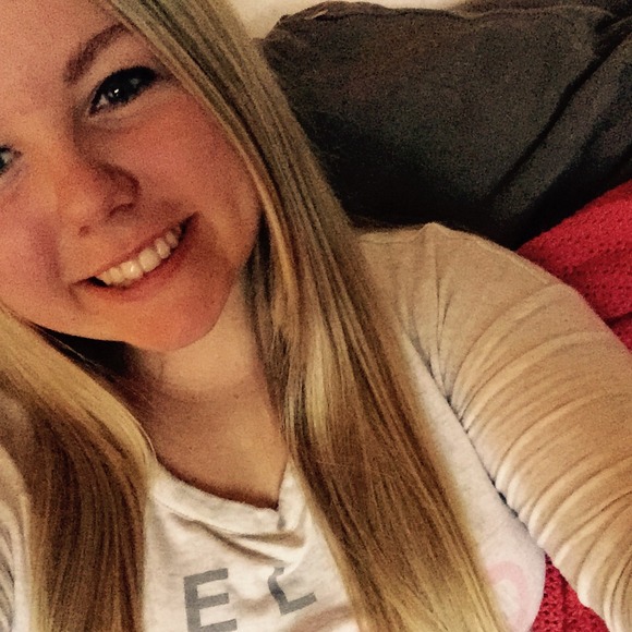 Profile Picture of Megan Holzhauer (@meganh2456) on Poshmark