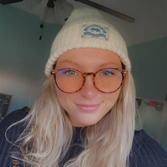 Profile Picture of Kate Mockaitis (@kaitlinmoe2) on Poshmark