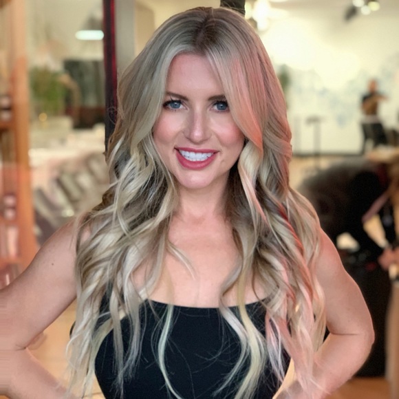 Profile Picture of Laura Wolfe (@laurawolfe4) on Poshmark