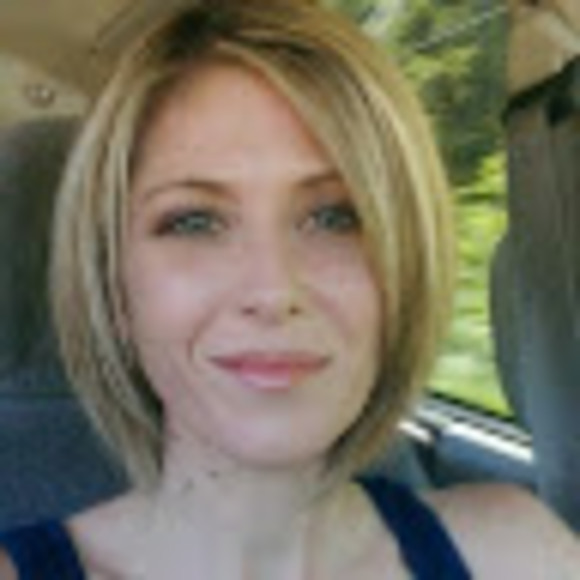 Profile Picture of Jennifer Oravsky (@jenniferoravsky) on Poshmark