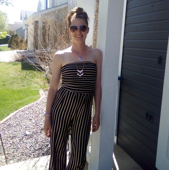 Profile Picture of Danielle Sunrise (@daniellesunrise) on Poshmark