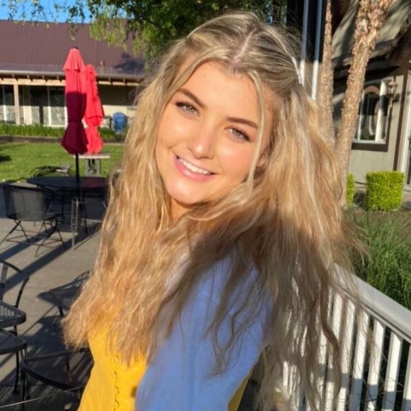 Profile Picture of Olivia Carrender (@olivia_3282) on Poshmark
