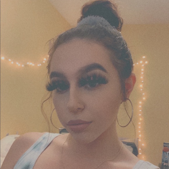 Profile Picture of Anna Esquibel (@annaesquibel226) on Poshmark