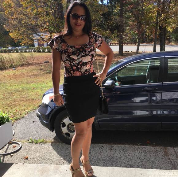 Profile Picture of Ivanilde Silva (@ivanildesilva75) on Poshmark