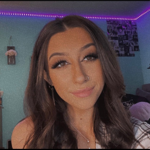 Profile Picture of Hailey Frazee (@haileyfrazee) on Poshmark