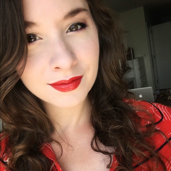 Profile Picture of Elizabeth Ziser (@sdxt7thstring) on Poshmark