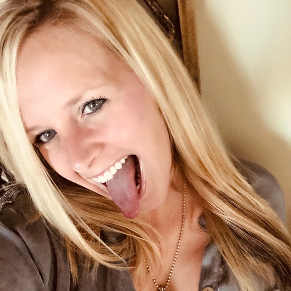 Profile Picture of Randi Hill (@randichick) on Poshmark