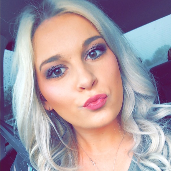 Profile Picture of Callye Leenhouts (@callyeee) on Poshmark