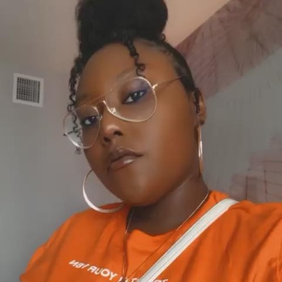 Profile Picture of Aaryn Hilliard (@divaaaryn) on Poshmark