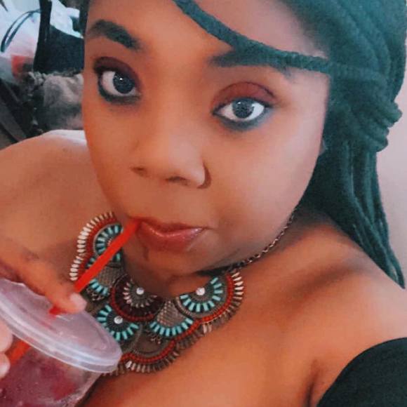 Devona Hogan - Poshmark Profile Picture of Devona Hogan (@mossdevona27) on Poshmark