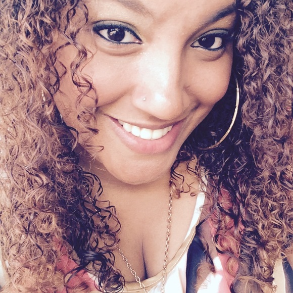 Ateshia Thomas - Poshmark Profile Picture of Ateshia Thomas (@ateshia) on Poshmark