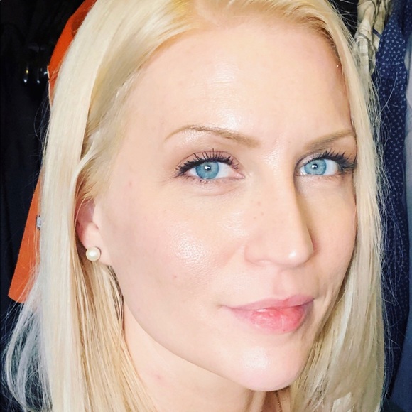 Profile Picture of Hilary Roy (@hilaryroy) on Poshmark