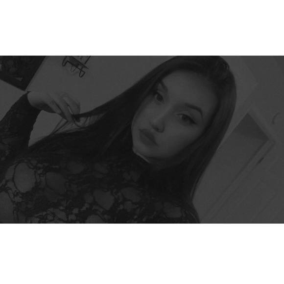Profile Picture of Rikki lee Cloud (@flatface22) on Poshmark
