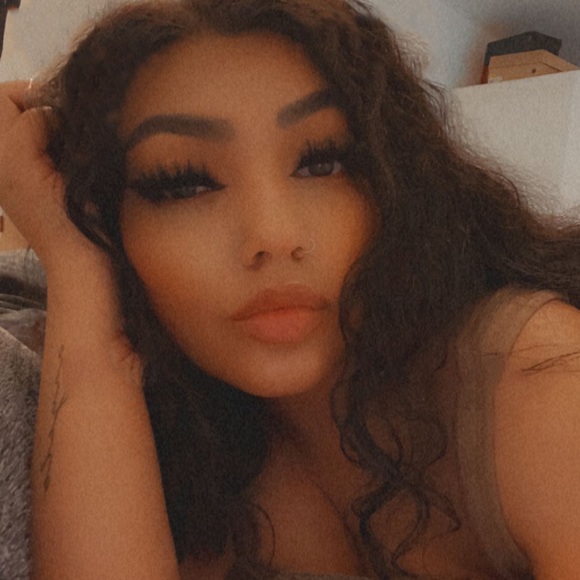 Profile Picture of Cecilia Robles (@croblesv) on Poshmark