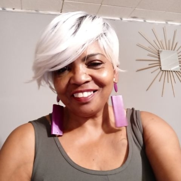 Profile Picture of Beverly Cobb (@beverlycobb072) on Poshmark
