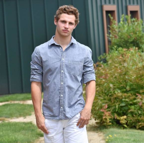 Profile Picture of Barrett Hackbart (@barretthackbart) on Poshmark
