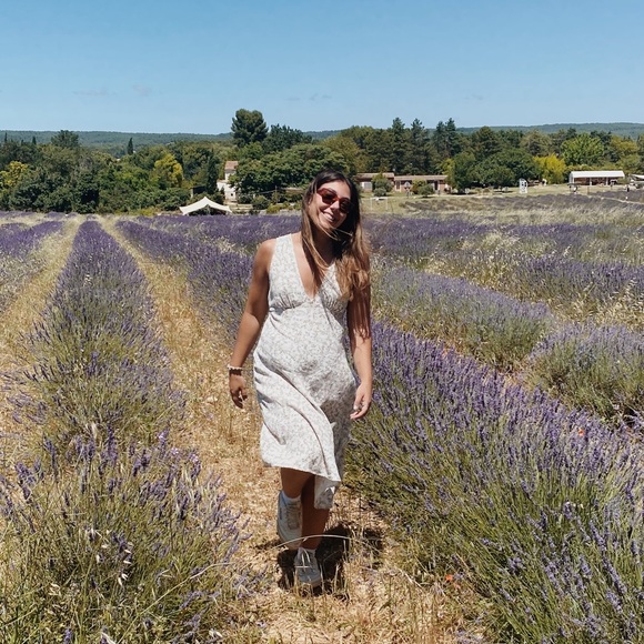 Profile Picture of Elyse Holwell (@elyseholwell) on Poshmark