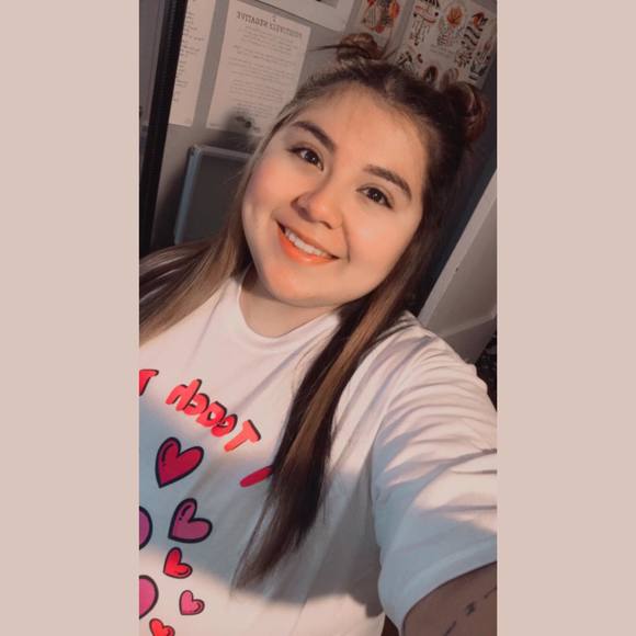 Profile Picture of Amanda Fuentes (@amandafuentes97) on Poshmark